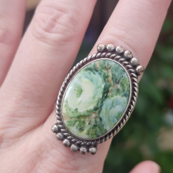 Carole Ring / Vintage Silver Hand Painted Floral Porcelain Ring, Size 7 - Picture 2 of 8